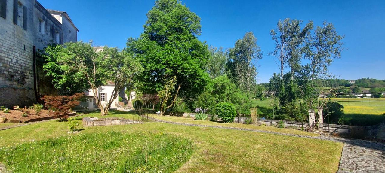 Chateau Des Senechaux, Bourdeilles Екстериор снимка